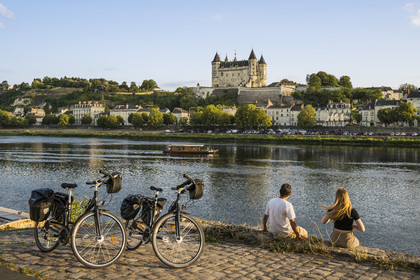 France, Maine-et-Loire (49), vallée de la Loire classée au Patrimoine Mondial par l'UNESCO, Saumur, randonnée à bicyclette sur les berges de la Loire, le chateau et l'église Saint-Pierre sur les bords de Loire