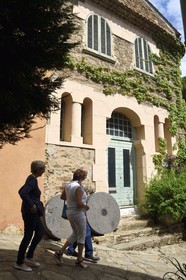France, Var (83), Bormes-les-Mimosas, rue des Contours dans la vieille ville, ancien moulin à sang (traction animale et ou humaine d'esclaves)