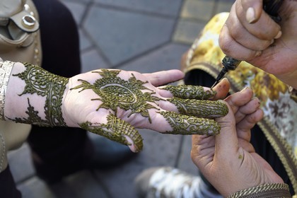 Maroc, Haut-Atlas, Marrakech, ville impériale, Médina classée Patrimoine Mondial de l'UNESCO, place Djemaa El Fna, main dessinée au henné