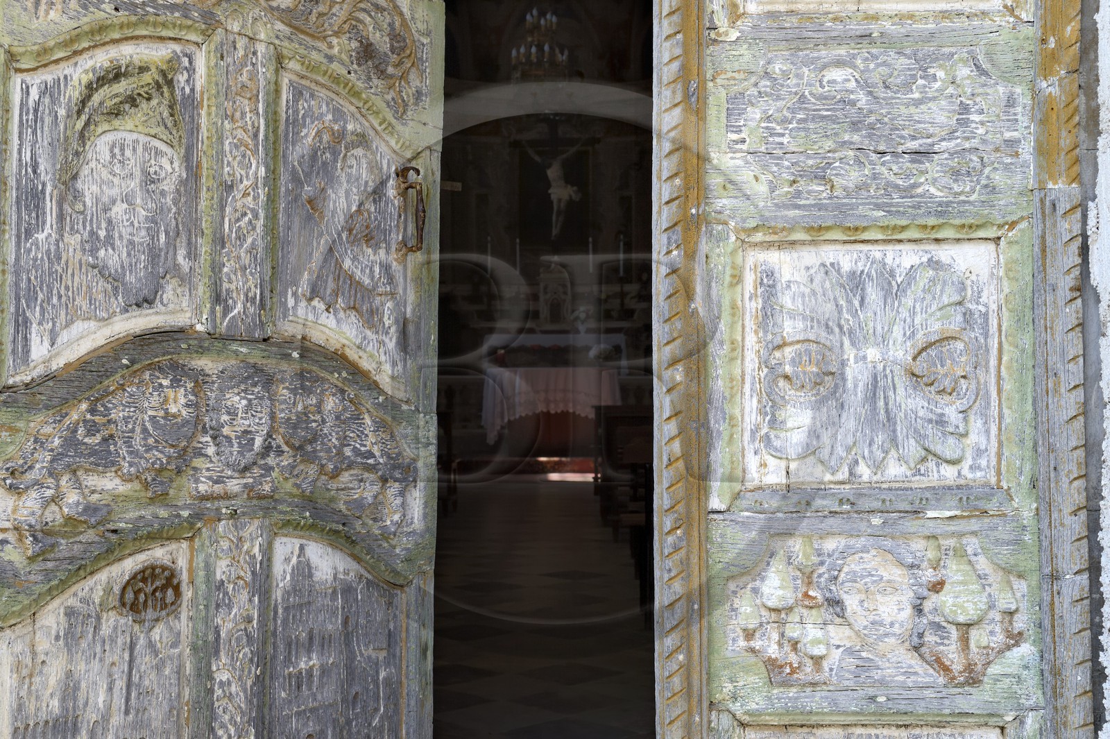 France, Haute-Corse (2B), Castagniccia, village de Piazzole d'Orezza, église paroissiale de l'Annonciation, la tradition rapporte qu’un bandit repenti sculpta sur la jolie porte bariolée de l’église plusieurs scènes bibliques (l’annonce faite à Marie, David et Goliath) et un beau décor de vigne et de blé