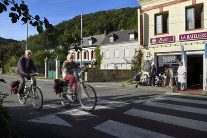 France, Eure (27), le village de Bas-Caumont dans les boucles de la Seine, cyclistes passant devant le Bar-Restaurant La Batelière de Brigitte et Raymond Godebout sur la veloroute du Val de Seine