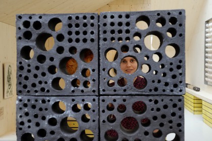 Norvège, Rogaland, Sandnes, exposition de design A World of Folk (Stavanger 2008), jeu de transparence d'un mur en brique céramique de Hilde Angel Danielsen