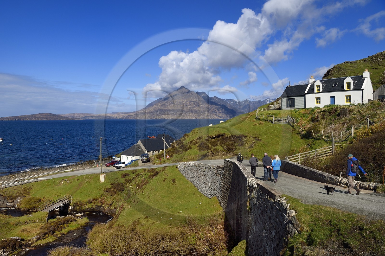 Royaume-Uni, Ecosse, région des Highlands, les Hébrides, Ile de Skye, village de Elgol sur les rives du Loch Scavaig au bout de la péninsule de Strathaird et le massif des Black Cuillin Mountains en arrière plan