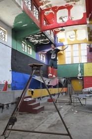 Maroc, Casablanca, les anciens abattoirs mélangeant les styles Art Déco et néo-mauresque dans la rue Jaafar-El-Barmaki construits en 1922 par l'architecte Georges-Ernest Desmarest, devenu aujourd'hui un centre culturel: La Fabrique Culturelle, lieu de répétition de Colokolo, la première troupe de cirque contemporain marocaine, l'équilibriste Hamza Boussahel