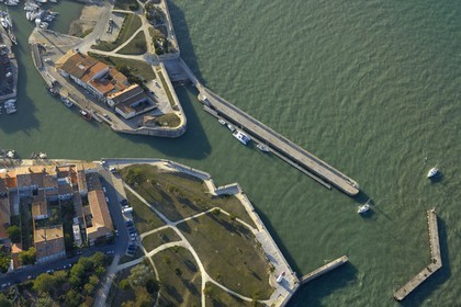 France, Charente-Maritime (17), ile de Ré, ville de Saint-Martin-de-Ré avec fortifications de Vauban (XVII ème siècle), parc de la Barbette au port (vue aérienne)