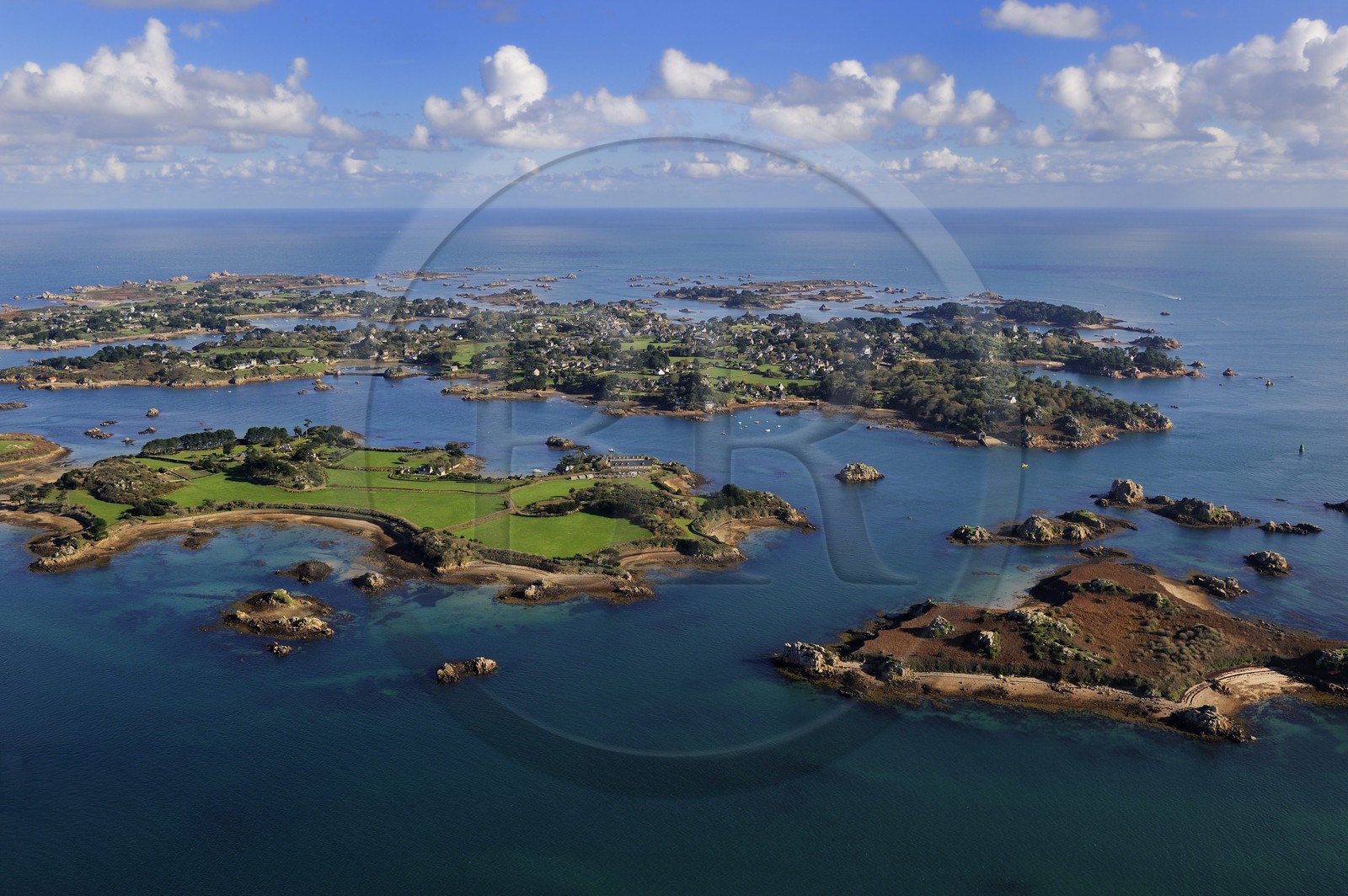 France, Côtes-d'Armor (22), Ile de Bréhat, Ile de Béniguet (ou Biniguet) au premier plan (vue aérienne)