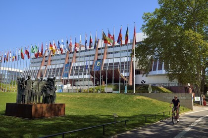 France, Bas-Rhin (67), Strasbourg, quartier européen, le palais de l'Europe avec les drapeaux des états membres, siège du Conseil de l'Europe