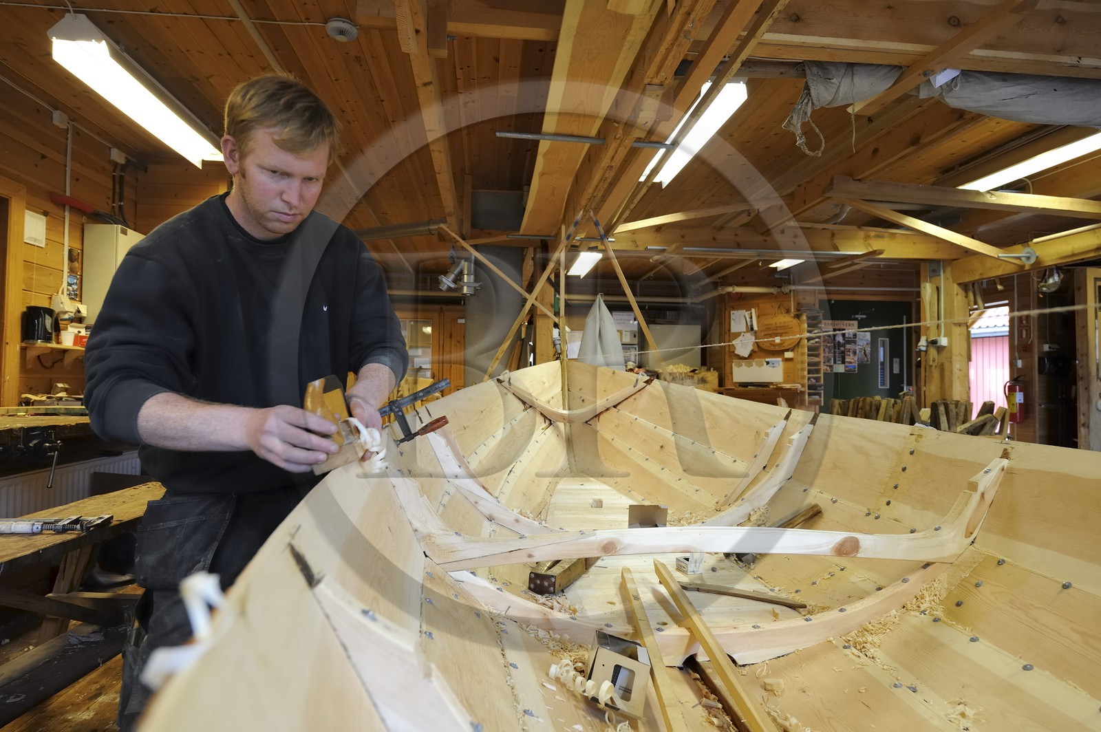 Norvège, Hordaland, Norheimsund, centre de préservation des bateaux Fartoyvernsenter, bateau en bois à rame construit traditionnellement par Bjorn Kvalvik