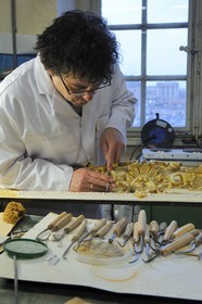 France, Yvelines (78), château de Versailles, ateliers de restauration du château, atelier de dorures, Laurent Hissier travaillant sur un cadre de tableau