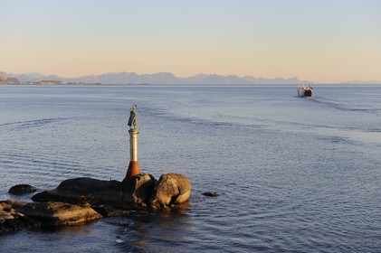 Norvège, Nordland, Iles Lofoten, Austvagoy, la digue du port de Svolvaer