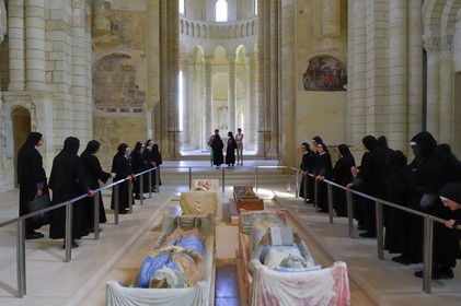 France, Maine et Loire (49), Vallée de la Loire classée Patrimoine Mondial de l' UNESCO, Fontevraud-l'Abbaye, abbaye de Fontevraud, l'église abbatiale, gisants polychromes des Plantagenêts