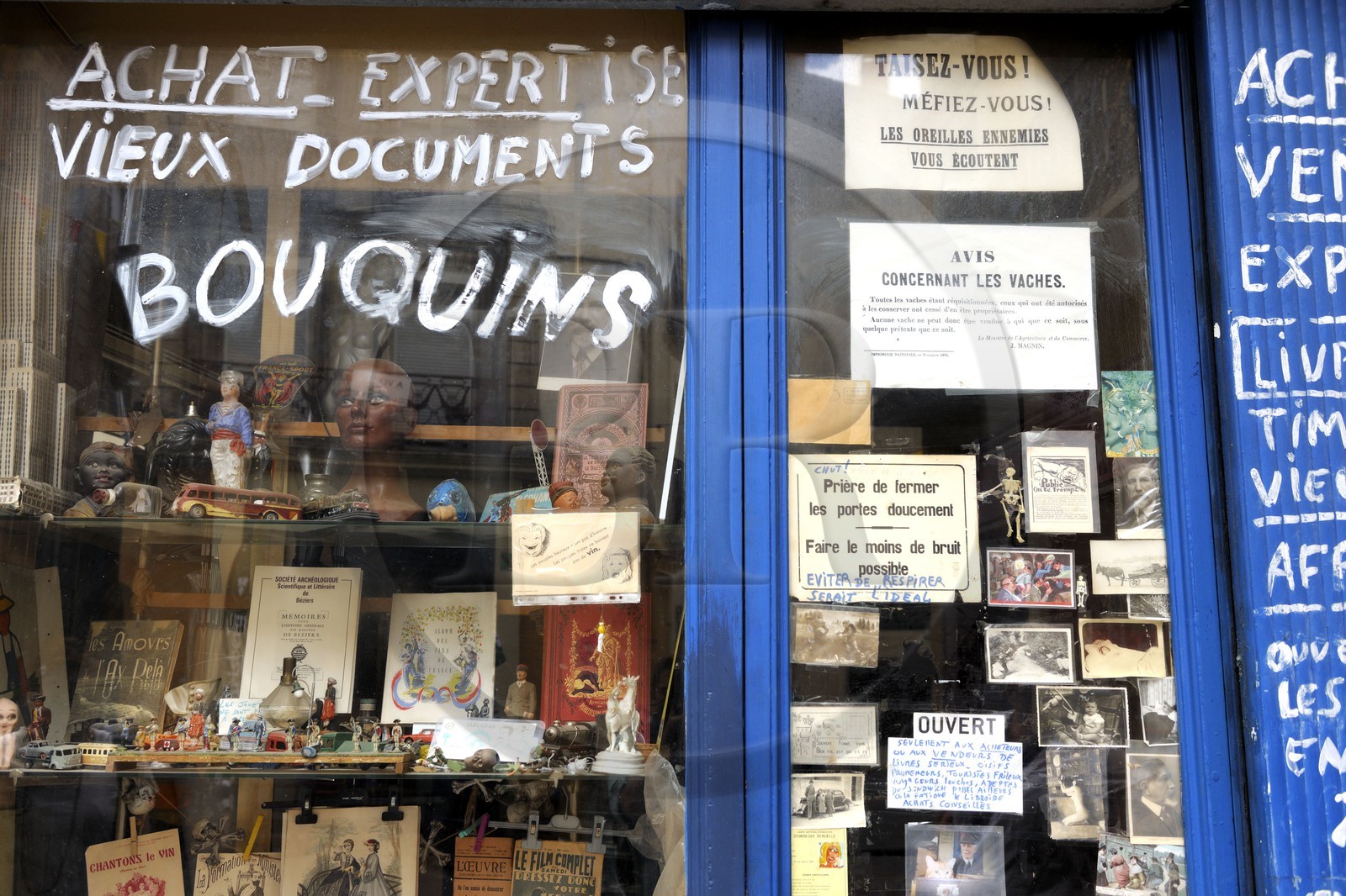 France, Hérault (34), Béziers, place du Coq d'inde, Au Paraverse est une échoppe d’achat-vente de bouquins, gravures, cartes postales, affiches anciennes, philatélie, fond local… C’est aussi certainement l’adresse la plus pittoresque de Béziers