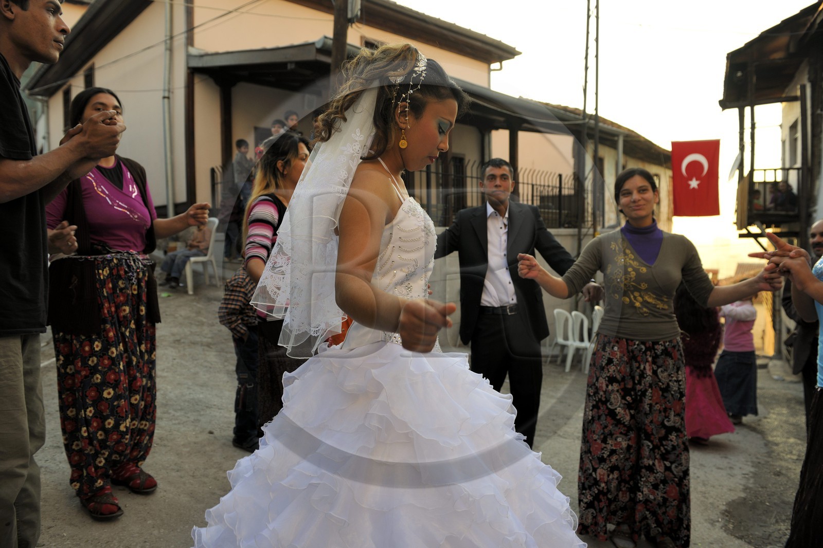 Turquie, Anatolie centrale, Ankara, la citadelle dans la vieille ville, mariage gitan dans la rue