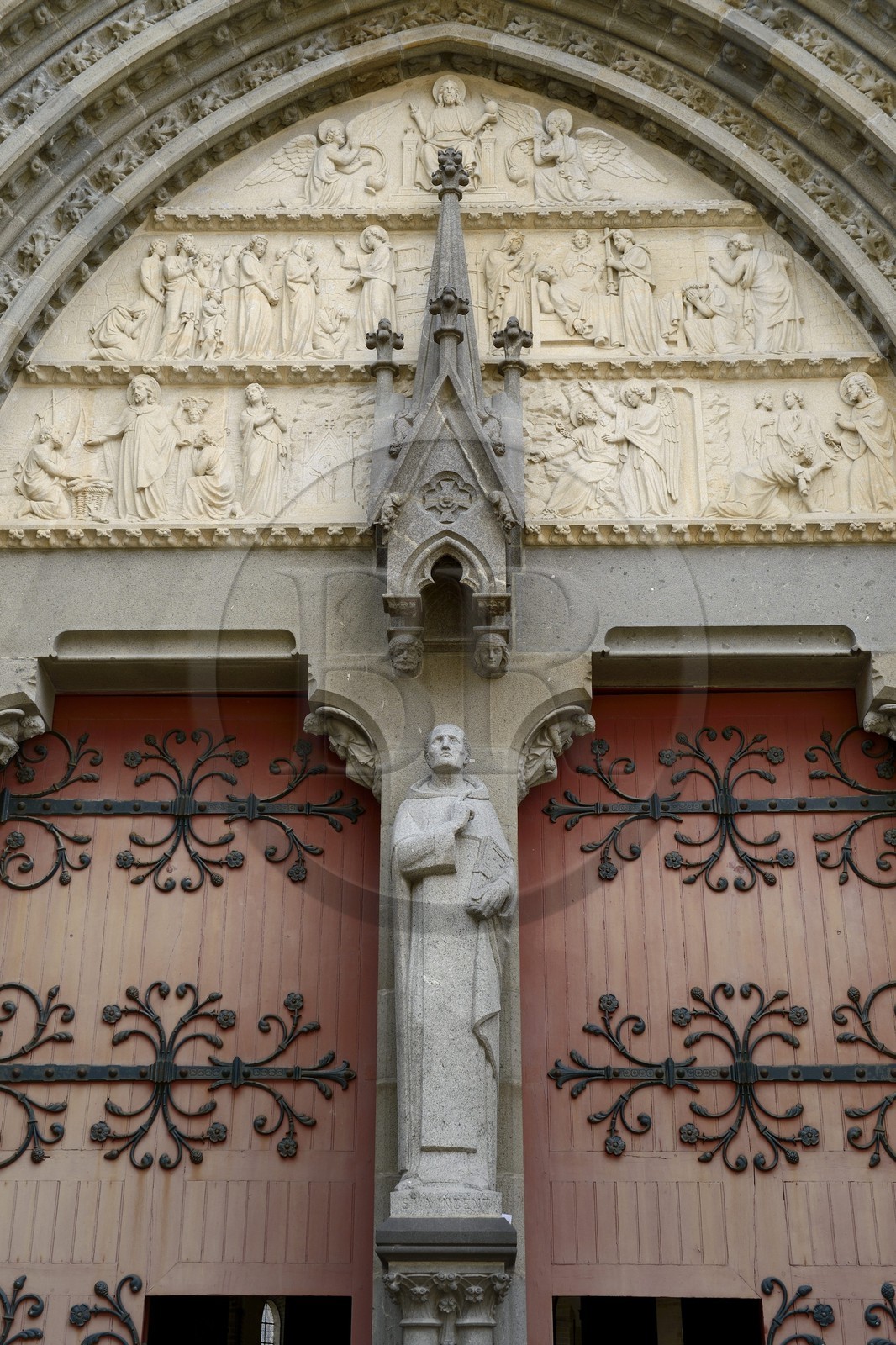 France, Morbihan (56), Golfe du Morbihan, Vannes, cathédrale Saint-Pierre, statue du dominicain Saint Vincent Ferrier sur le pilier central du portail