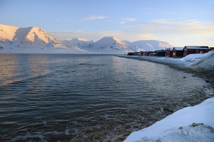 Norvège, Svalbard, Spitzberg, Longyearbyen, maisons en bois en bordure de l'Adventfjorden