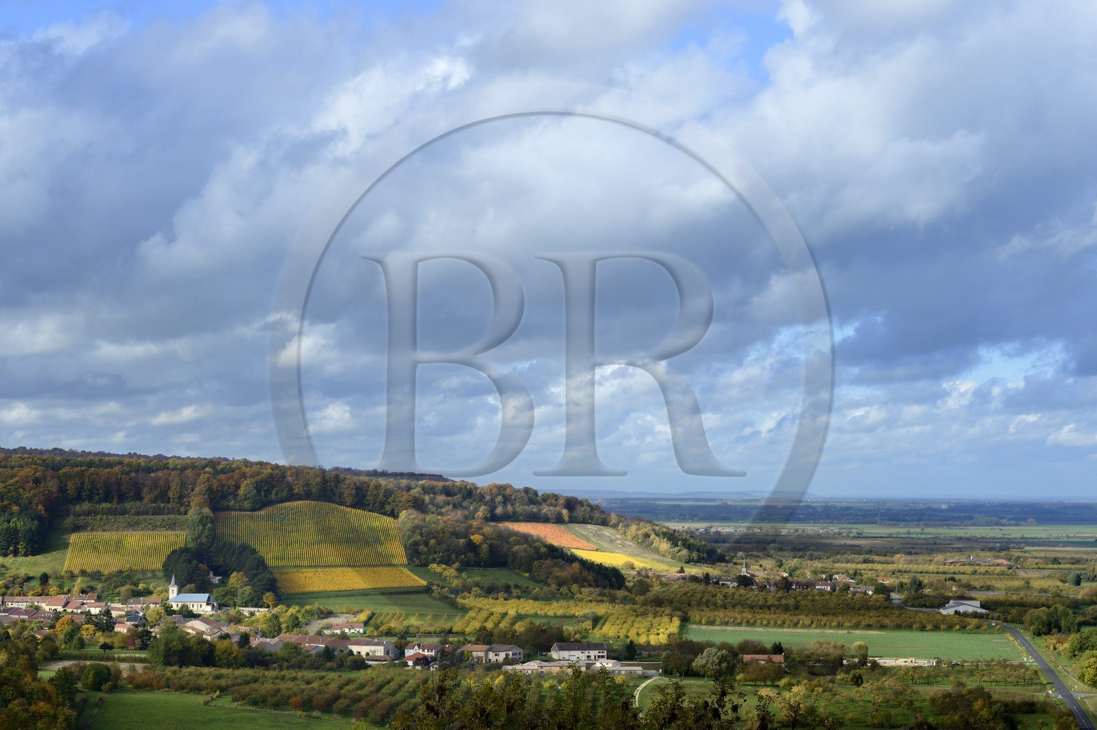 France, Meuse (55), Parc régional de Lorraine, Cotes de Meuse, le village de Viéville-sous-les-Côtes et la plaine de la Woëvre