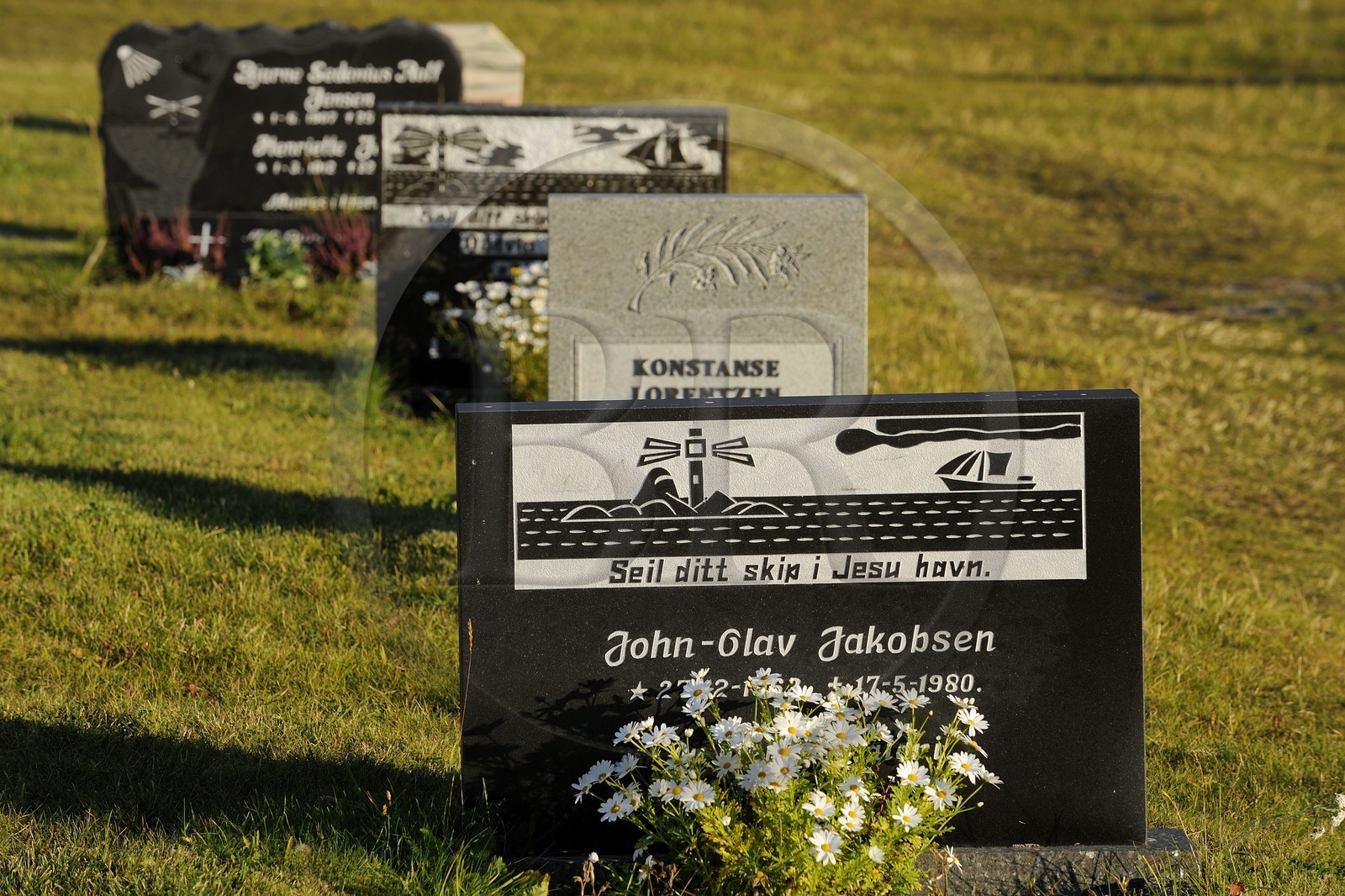 Norvège, Nordland, Iles Lofoten, Ile de Flakstadoy, cimetière de l'église en bois de Flakstad