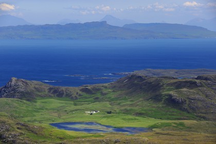 Royaume-Uni, Ecosse, Highland, Hébrides intérieures, presqu'ile de Ardnamurchan face à l'Ile de Mull, ferme isolée au petit Loch Grigadale, Ile de Eigg en arrière plan et Ile de Skye à l'horizon (vue aérienne)