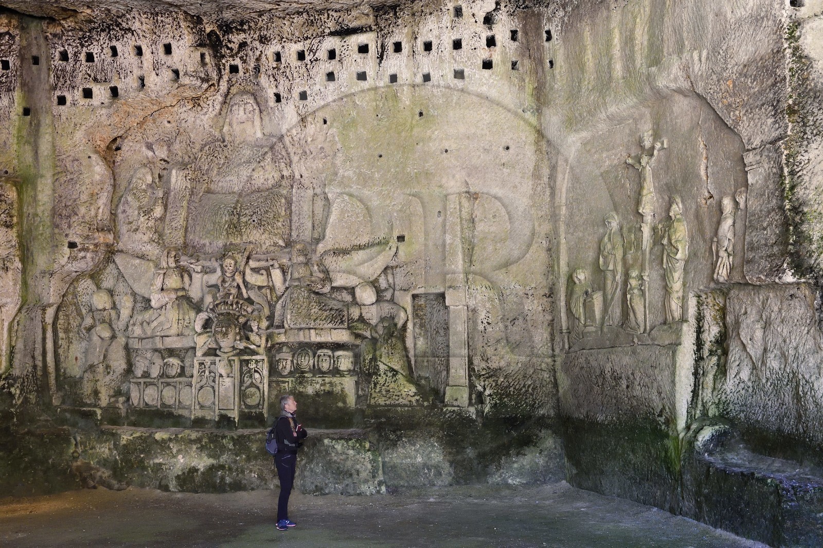 France, Dordogne (24), Brantôme, l'abbaye bénédictine Saint-Pierre de Brantôme, vestiges du premier monastère troglodytique aménagé dans les grottes au pied de la falaise avec notamment dans la grotte du Jugement Dernier, à droite la Crucifixion du début XVIIème siècle, à gauche un bas relief du XV ème siècle sous le pigeonnier