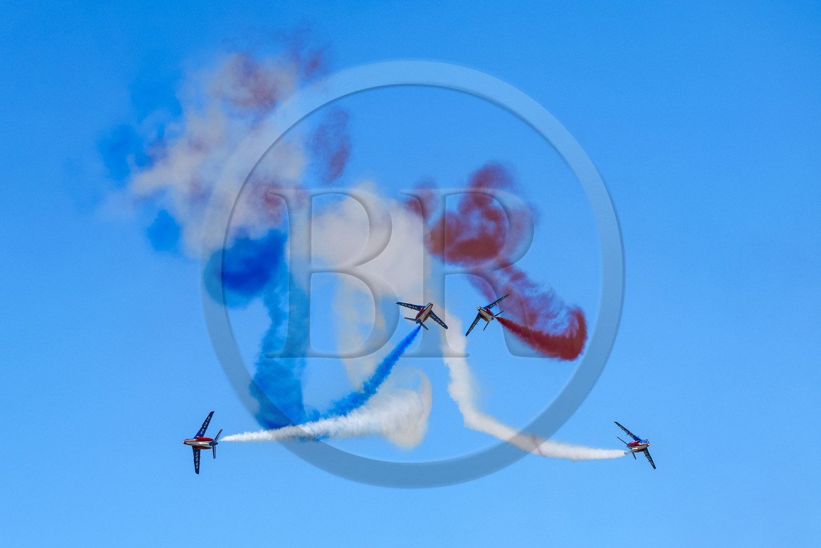 France, Bouches-du-Rhône (13), Salon-de-Provence, base aerienne 701, base de la Patrouille de France (PAF pour Patrouille acrobatique de France) de l'Armée de l'air et de l'espace française, figure de croisement lors d'un vol d'entrainement des avions Alphajet