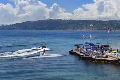 France, Alpes-Maritimes (06), Antibes,  Juan-les-Pins, ski nautique et le ponton de l'hotel Belle Rives