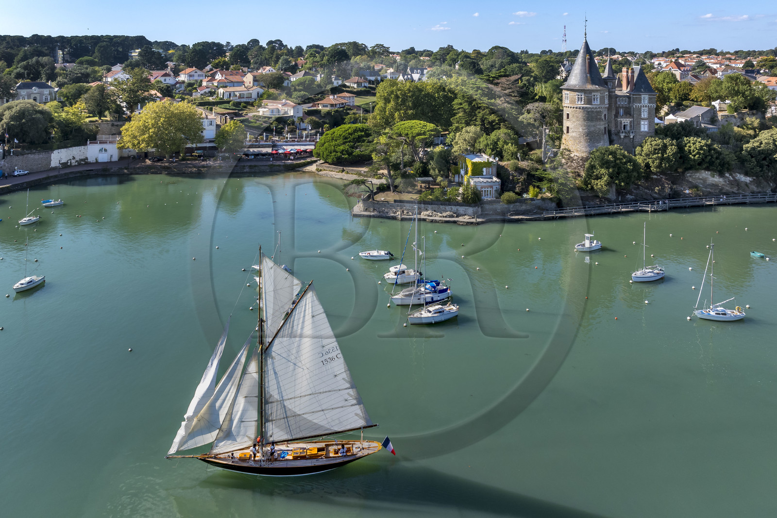 France, Loire-Atlantique (44), Pornic, le voilier Pen Duick quittant le port sous voile, le château en arrière plan (vue aérienne)