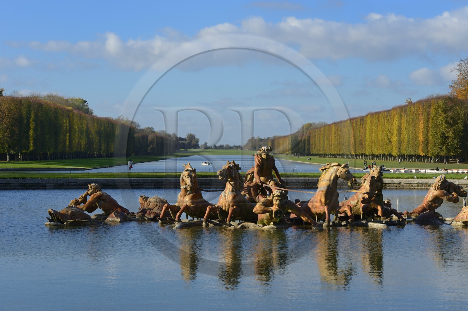 France, Yvelines (78), parc du château de Versailles, classé Patrimoine Mondial de l'UNESCO, le bassin d' Apollon et le Grand Canal