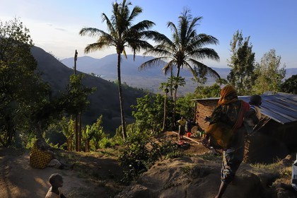 Tanzanie, région de Morogoro, les Monts Uluguru, jeune fille portant un jeune enfants dans un village aux alentours de l'ancien refuge allemand de Morningside