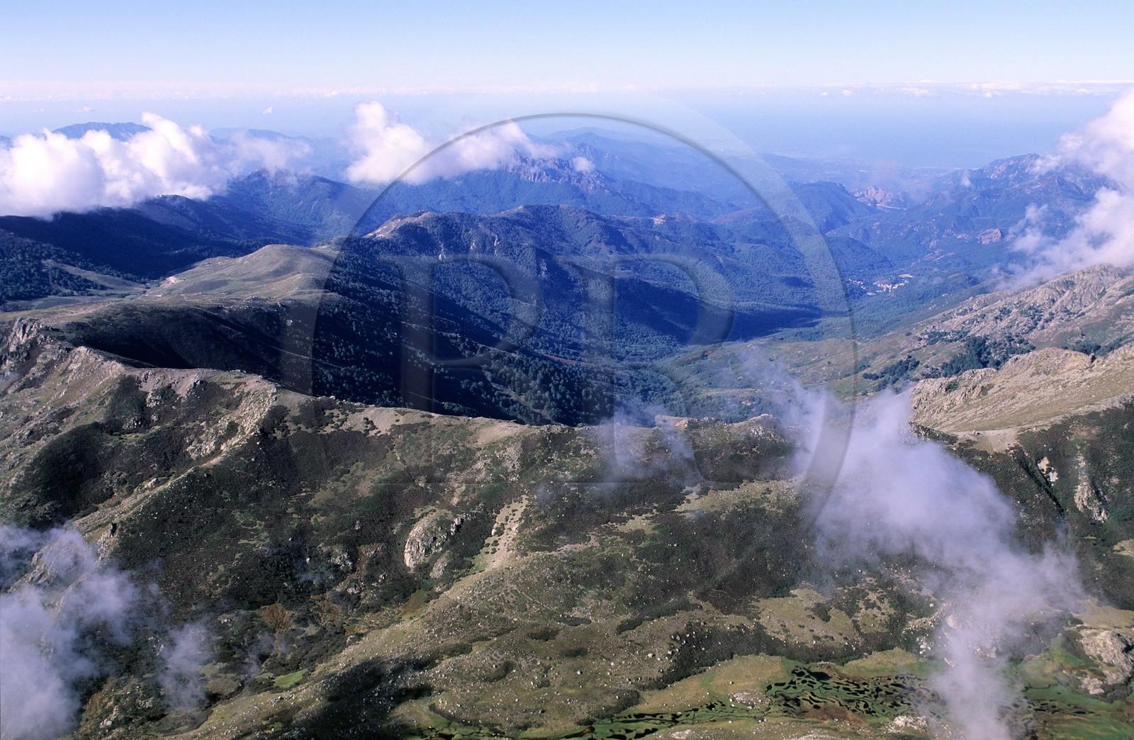 France, Corse-du-Sud (2A), les montagnes corses émergeant des nuages (vue aérienne)