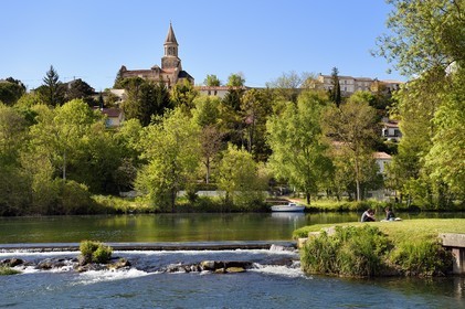 France, Charente (16), Saint-Simeux, La Charente que longe la véloroute la Flow Vélo