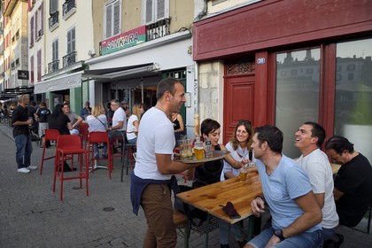 France, Pyrénées-Atlantiques (64), Pays-Basque, Bayonne, terasse de café sur les quais de la Nive