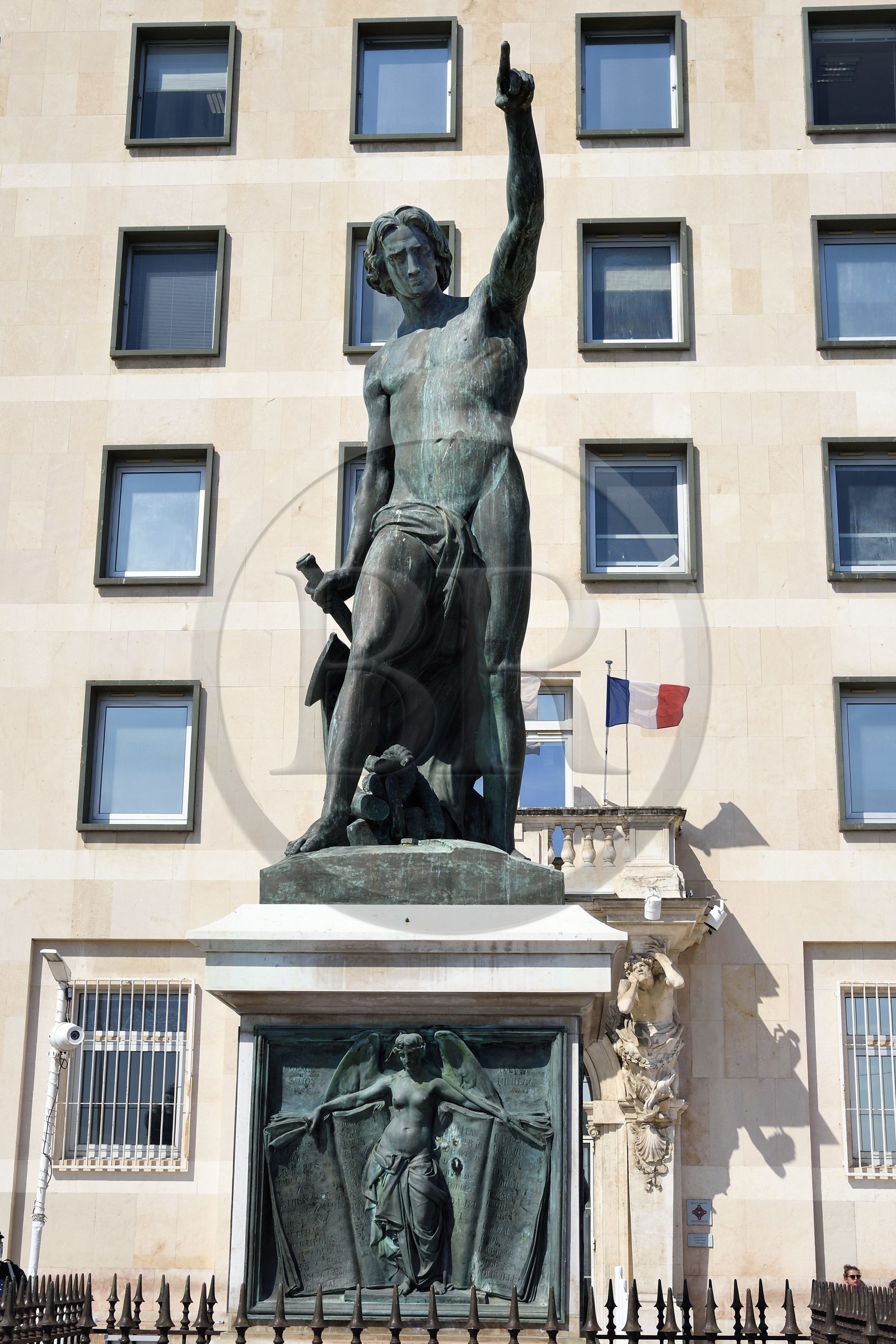 France, Var (83), Toulon, quai Cronstadt, statue du Génie de la Navigation de 1847 appelée Cuverville par les toulonnais devant les barres d'immeubles conçues par De Mailly suite aux bombardements de 1944