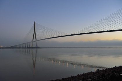 France, entre Calvados (14) et Seine-Maritime (76), le Pont de Normandie à l'aube, il enjambe la Seine pour relier les villes de Honfleur et du Havre