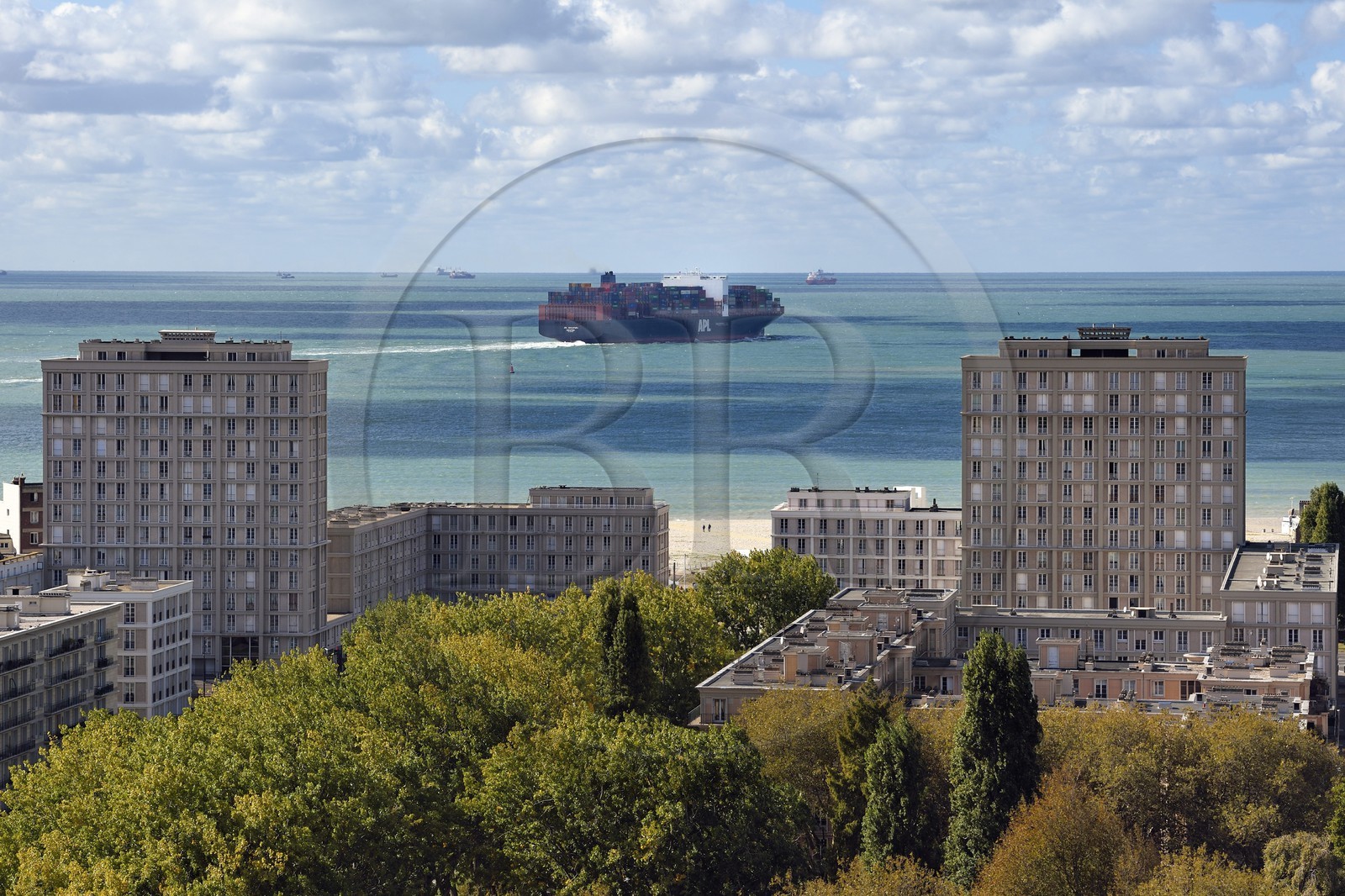 France, Seine-Maritime (76), Le Havre, Centre-ville reconstruit du Havre par Auguste Perret classé Patrimoine Mondial de l'UNESCO, immeubles Perret de la Porte Océane au bout de l'avenue Foch et un porte-conteneurs en arrière plan