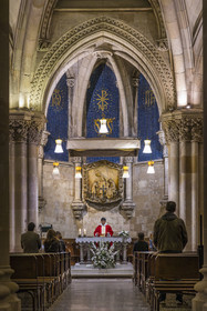 Espagne, Catalogne, Barcelone, quartier de l'Eixample, basilique de la Sagrada Familia de l'architecte du modernisme catalan Antoni Gaudi classée Patrimoine Mondial de l'UNESCO, la crypte du temple de style néo-gothique sert d’église paroissiale, le prêtre Joby Sebastian Kappiparambil célèbre la messe