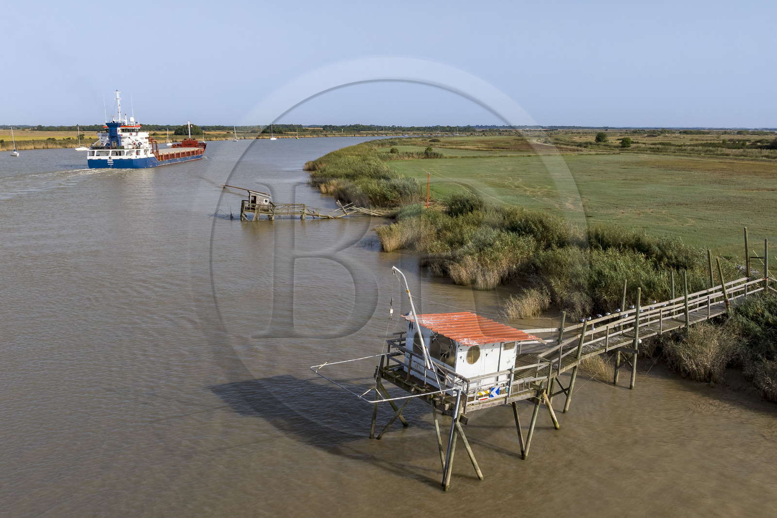 France, Charente-Maritime (17), Rochefort et Soubise, cargo naviguant la Charente et cabanes sur pilotis appelées carrelets (vue aérienne)
