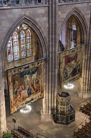 France, Bas-Rhin (67), Strasbourg, vieille ville classée au Patrimoine Mondial de l'UNESCO, la cathédrale Notre-Dame, les Scènes de la vie de la Vierge réalisées à la demande de Richelieu sont une série de quatorze tapisseries suspendues dans la nef durant la période de l'Avent