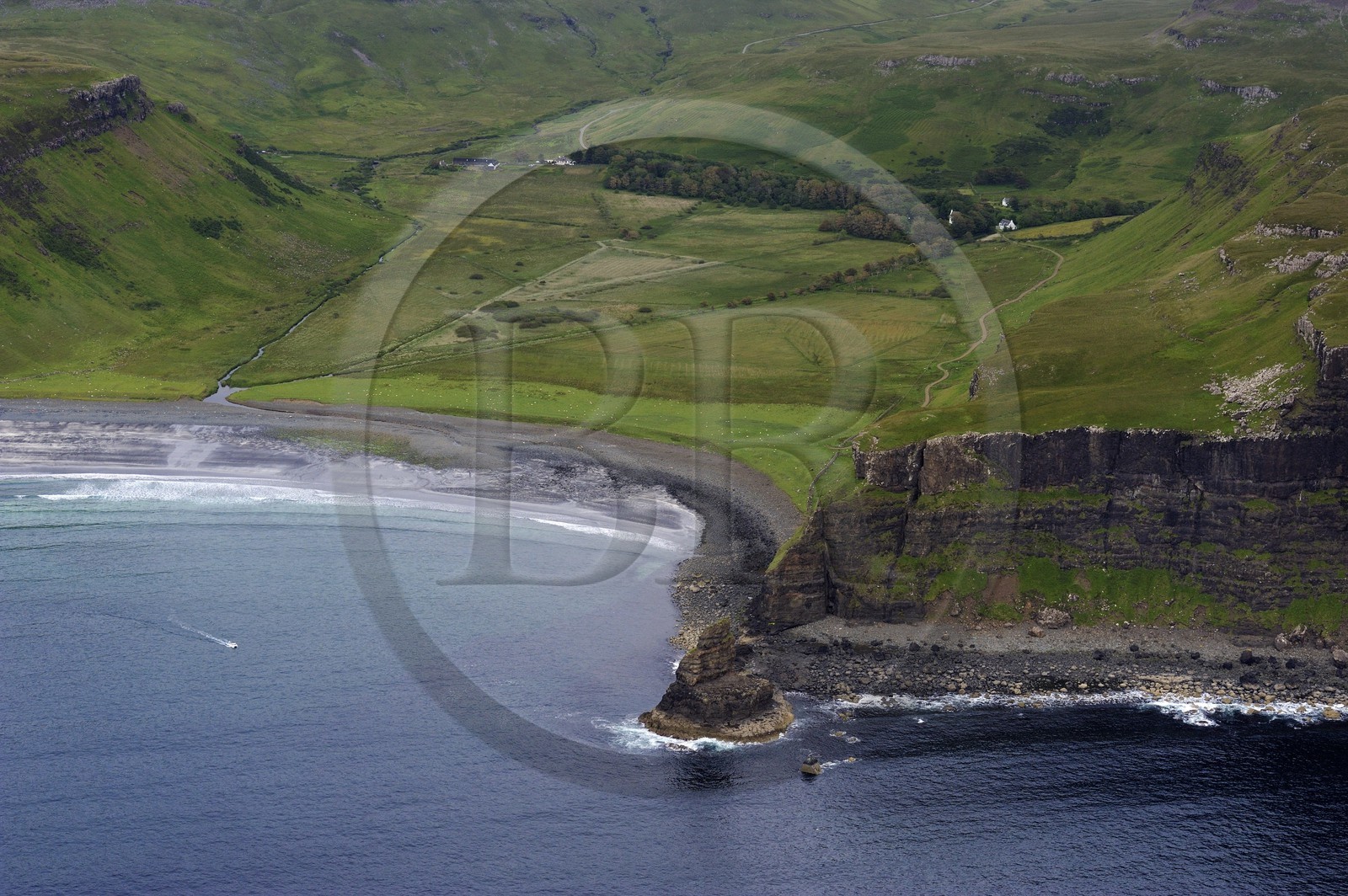Royaume-Uni, Ecosse, Highland, Hébrides intérieures, Ile de Skye, les falaises abruptes de la côte Ouest de la péninsule de Minginish à Talisker Bay (vue aérienne)