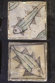 France, Vaucluse (84), Avignon, Palais des Papes classé Patrimoine mondial de l'UNESCO, carreaux vernissés du sol, céramique en pate réfractaire du XIVe siècle