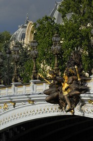 France, Paris (75), pont Alexandre III et coupole du Petit Palais