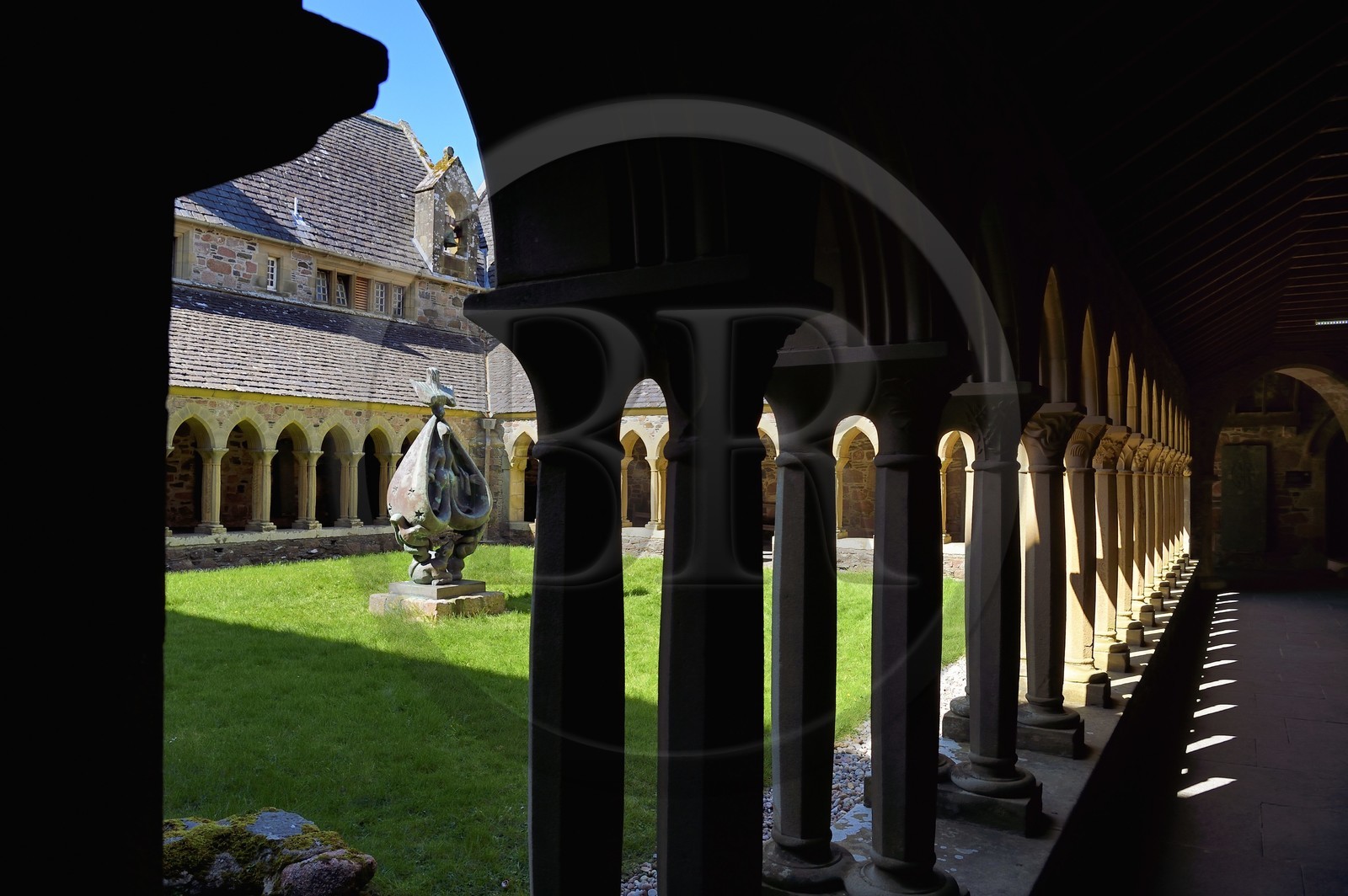 Royaume-Uni, Ecosse, Highland, Hébrides intérieures, Ile de Iona face à l'Ile de Mull, abbaye d'Iona fondée par Saint Columba au VIème siècle, le cloitre