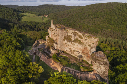 France, Bas-Rhin (67), Parc naturel régional des Vosges du Nord, Lembach, chateau de Fleckenstein (vue aérienne)