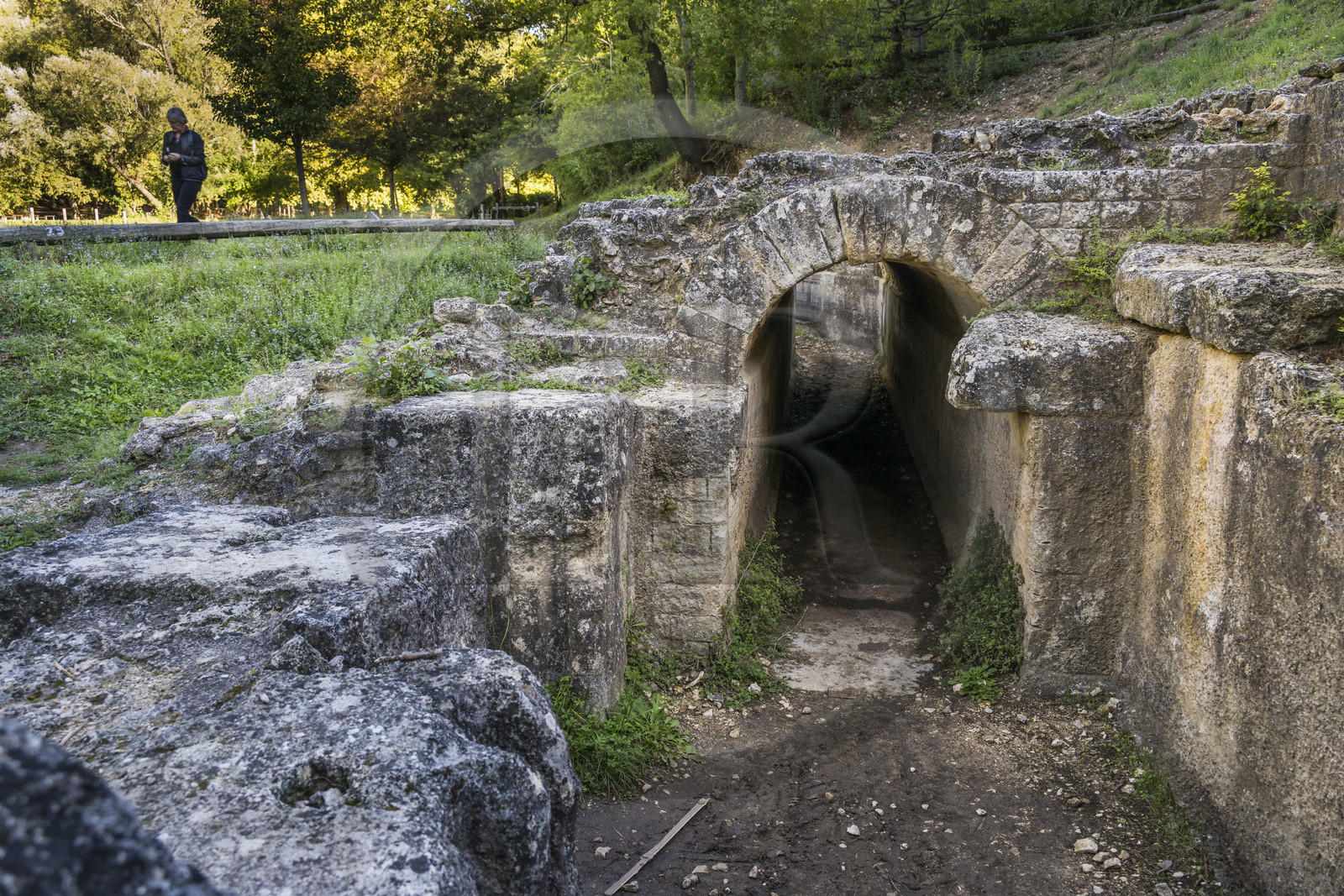 France, Gard (30), Uzès, vestiges de l'aqueduc de plus de 52 km de longueur qui amenait l'eau de la Fontaine d'Eure au pied d'Uzès jusqu'à Nimes, bassin de régulation de l'aqueduc romain dans la vallée de l'Eure
