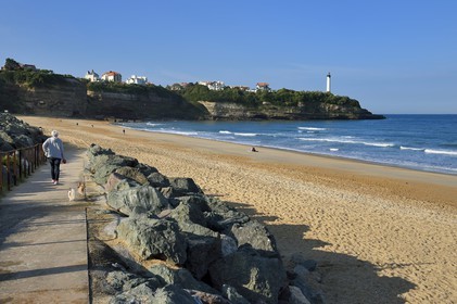 France, Pyrénées-Atlantiques (64), Pays-Basque, Anglet, plage de la Petite Chambre d'Amour et le phare de Biarritz