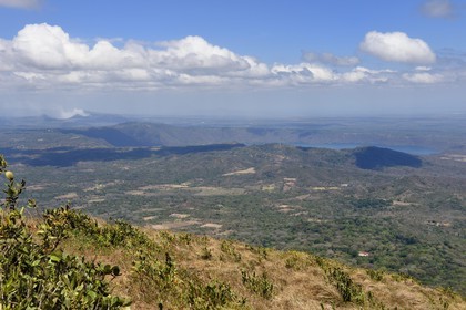 Nicaragua, département de Granada, Réserve naturelle du volcan Mombacho, vue sur le volcan Masaya toujours actif à gauche et le lac d'origine volcanique la Lagune d'Apoyo à droite