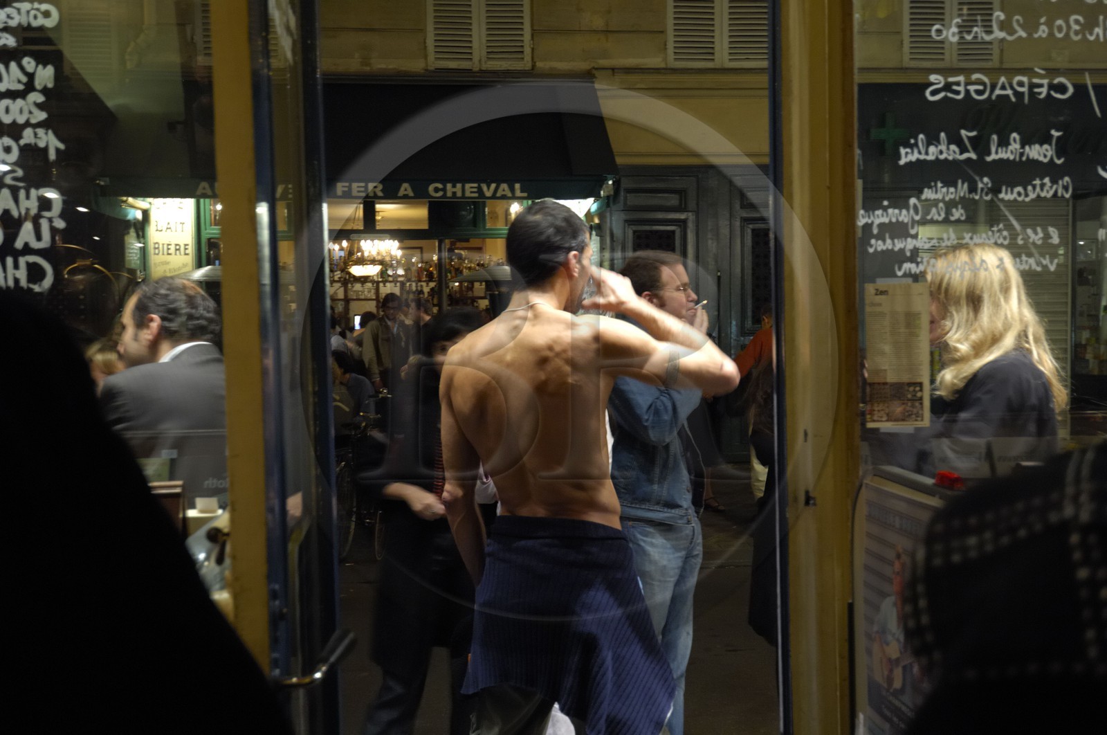 France, Paris (75), rue Vieille du Temple à la nuit tombée