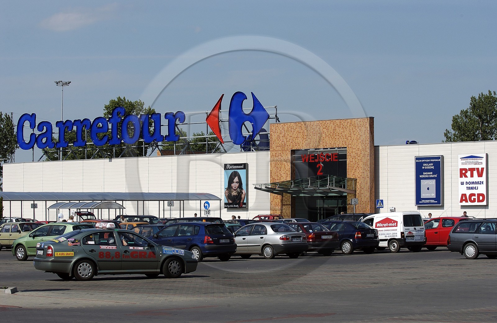 Pologne, Kujavie-Poméranie, ville de Torun, hypermarché Carrefour