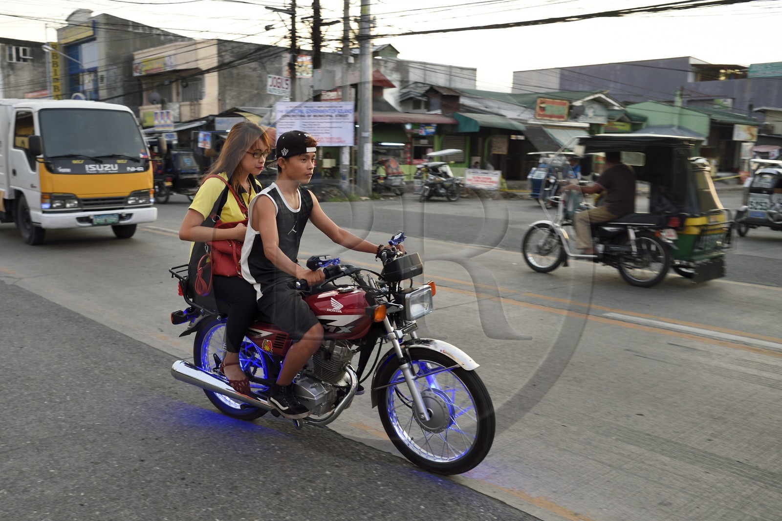Philippines, province de Nueva Ecija, Bambang, moto customisée dans la rue principale