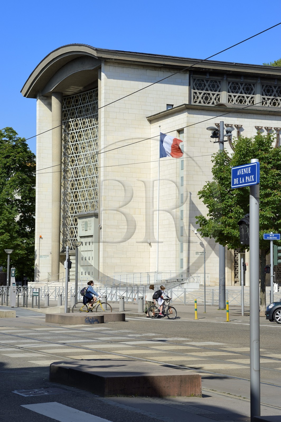 France, Bas-Rhin (67), Strasbourg, avenue de la Paix, la grande synagogue de la Paix batie en 1954 et le grand portail œuvre du ferronnier d'art Gilbert Poillerat