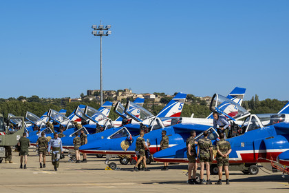France, Bouches-du-Rhône (13), Salon-de-Provence, base aerienne 701, base de la Patrouille de France (PAF pour Patrouille acrobatique de France) de l'Armée de l'air et de l'espace française, les pilotes descendent de leurs avions Alphajet et échangent avec les mécaniciens sur le tarmac après le vol d'entrainement